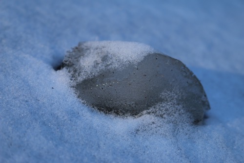 雪の中にある1つの氷の塊