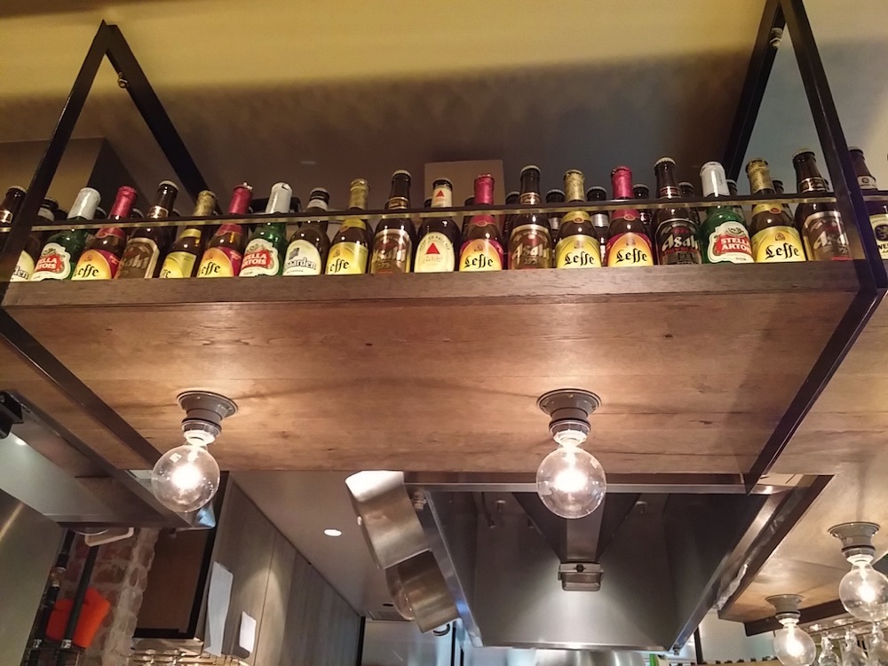 棚に並ぶビール瓶たち
