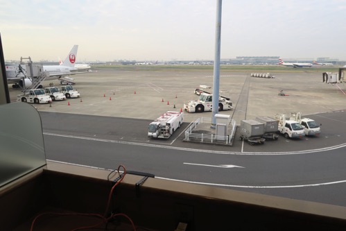 羽田空港 エアポートラウンジ北 デスクから見える風景