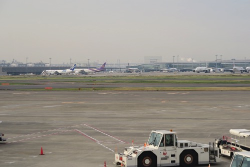 羽田空港 エアポートラウンジ北 遠くに見える飛行機
