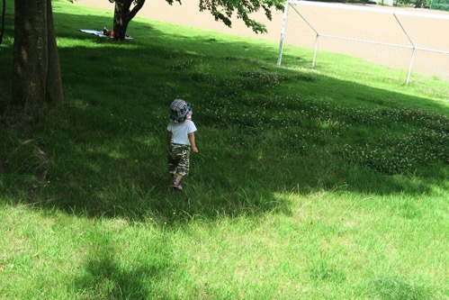 草の上を走る子ども