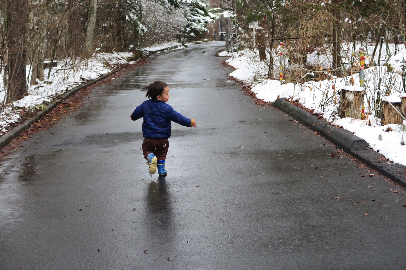 雪の中を息子と早朝散歩