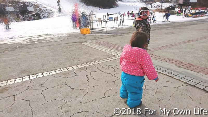 娘ははじめてのスキー場を歩き回る