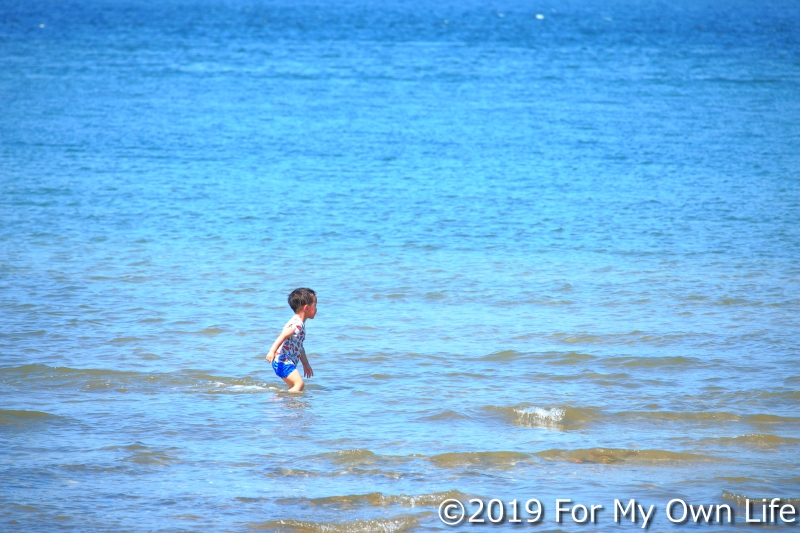 海で遊ぶ息子