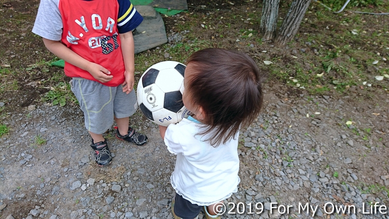 サッカーボールを取り合う子どもたち