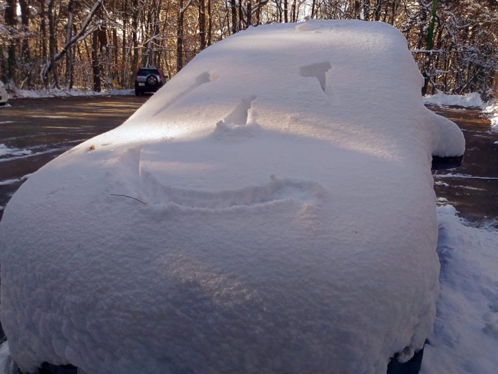 車に積もった雪でお絵かきして遊ぶ